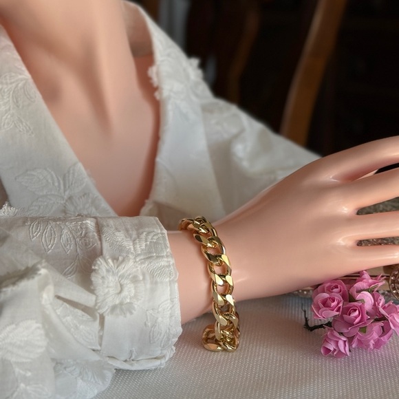 Fashionable Gold Tone Chain Bracelet - Picture 3 of 3